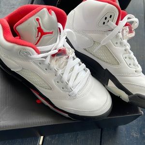 I'm selling Air Jordan 5 Retro (GS) size 5 in boys and 7 in women